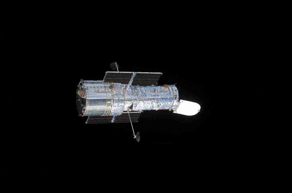 jpeg optimizer 1200px The Hubble Space Telescope in space